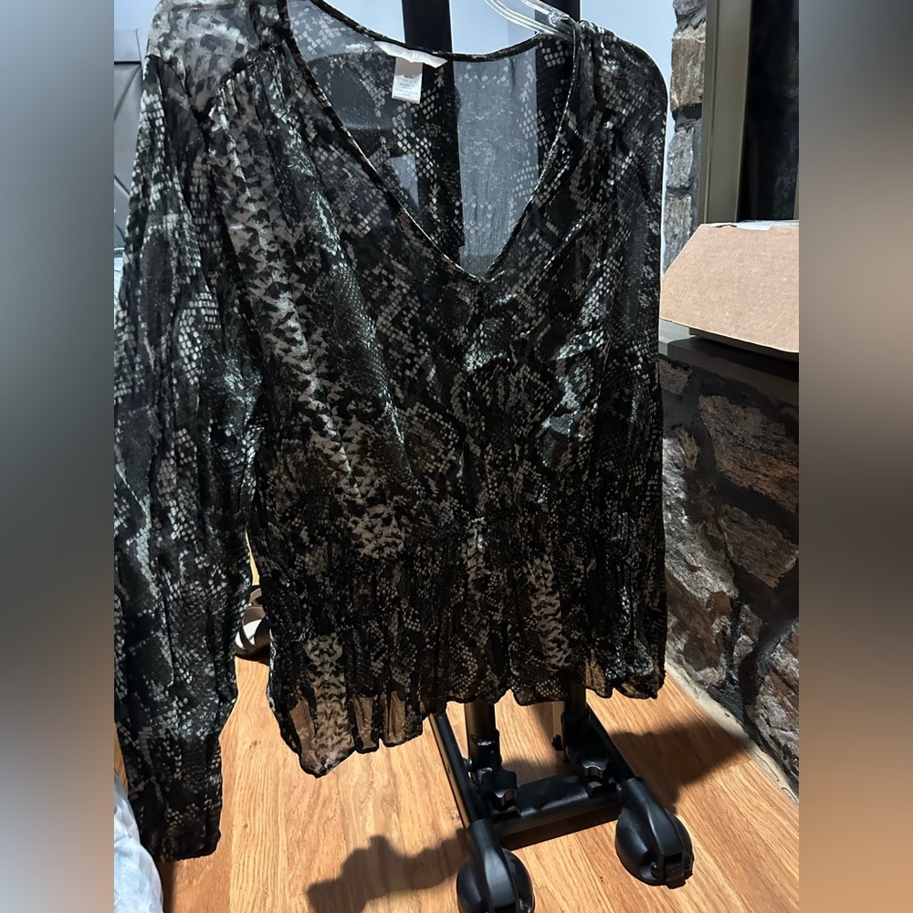H&M long sleeve dark green leopard top. Size 14